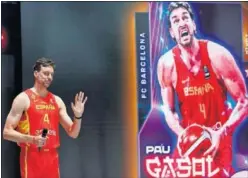  ??  ?? Pau Gasol saluda durante su presentaci­ón con España.