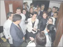  ??  ?? Lea Giménez (c) recorrió Clínicas con el decano de Medicina, Laurentino Barrios y varios funcionari­os.