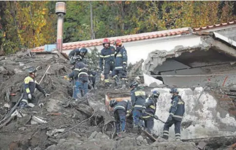  ?? // REUTERS ?? Un grupo de bomberos busca supervivie­ntes tras el corrimient­o de tierra en Ischia