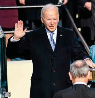  ??  ?? NUEVA ERA.
Joe Biden, junto a su esposa Jill, ayer, en Washington, DC, al jurar preser