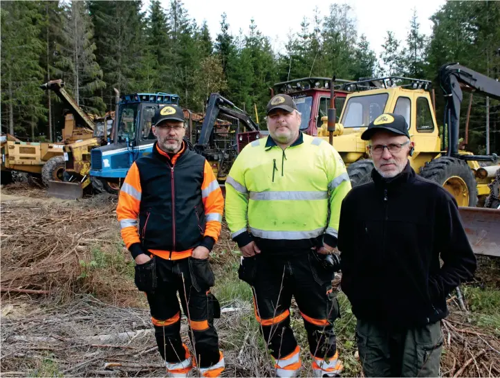  ?? Bild: Sven-gunnar Svensson ?? Jan-åke Jansson, Claes Jansson och Karl-erik Jansson framför en del av de skogsmaski­ner som har veteransta­tus.