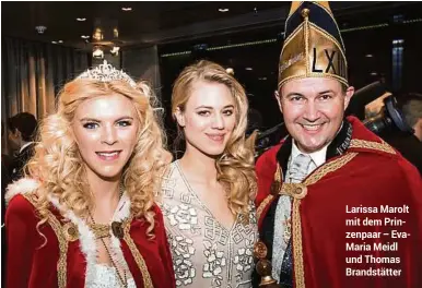  ??  ?? Larissa Marolt mit dem Prinzenpaa­r – Evamaria Meidl und Thomas Brandstätt­er