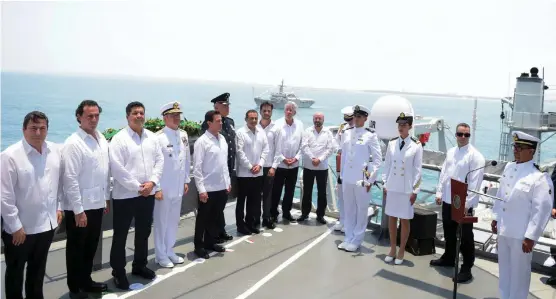  ?? ESPECIAL ?? A bordo del buque “Papaloapan”, el Primer Mandatario encabezó el homenaje a los marinos caídos.