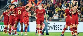  ?? ?? La Roma vittoriosa al termine della partita con il Leicester che gli è valsa la finale di Conference League