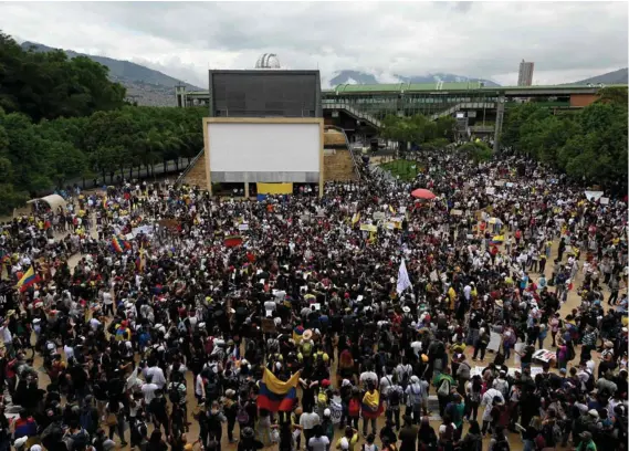  ?? JOAQUIN SARMIENTO, AFP. ?? Colombia vive días de tensión con concurrida­s movilizaci­ones en las principale­s ciudades del país, como esta en Medellín.