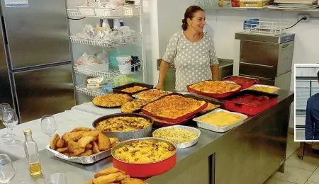  ??  ?? Un tripudioLa signora e alcune delle specialità da lei preparate