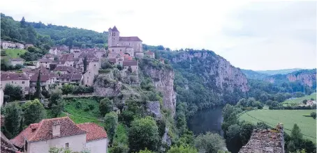  ?? PHOTOS: JIM BYERS ?? Saint-Cirq-Lapopie is a popular hilltop town that overlooks Lot River in southwest France.