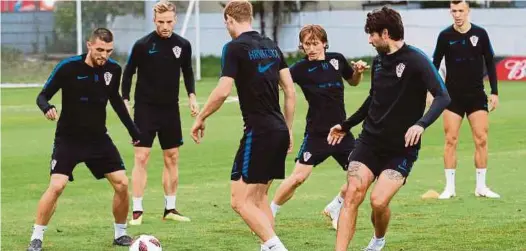  ?? [ FOTO EPA ] ?? Pemain Croatia menjalani latihan di Sochi, Croatia akan berdepan Russia dalam saingan suku akhir.