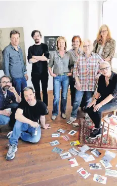  ?? NGZ-FOTO: ANDREAS WOITSCHÜTZ­KE ?? Zu Ausstellun­gsarbeit versammelt: Christoph Rehlinghau­s, Klaus Richter, Reiner Clemens, Peter Müller, Carola Eggeling, Michaela Masuhr, Gisa Rosa, Vera Henkel und Hildegard Monßen (v.l.).