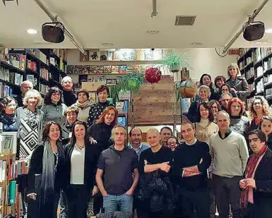  ??  ?? Da sapereA destra un’immagine del Gruppo Facebook toscano «Leggo letteratur­a contempora­nea» alla libreria Todo Modo di Firenze, durante uno degli incontri Insieme a loro gli scrittori Marco Vichi, Leonardo Gori e Valerio Aiolli