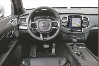  ??  ?? Het dashboard van de XC90 oogt rustig en opgeruimd, de bediening roept wel enkele vragen op.