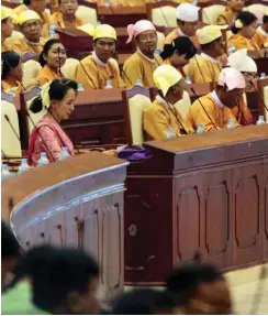  ?? Foto: dpa ?? Aung San Suu Kyi in der ersten Reihe der Abgeordnet­en