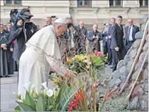  ?? CIUDAD DEL VATICANO / VÍA REUTERS ?? Oración. Francisco ante el memorial a las víctimas del gueto de Vilna.