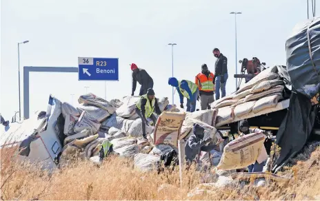  ?? Picture: Nigel Sibanda ?? A truck carrying molasses is offloaded yesterday following an accident on the R21 road, near the Benoni offramp. One person was killed and and two others were taken to hospital.