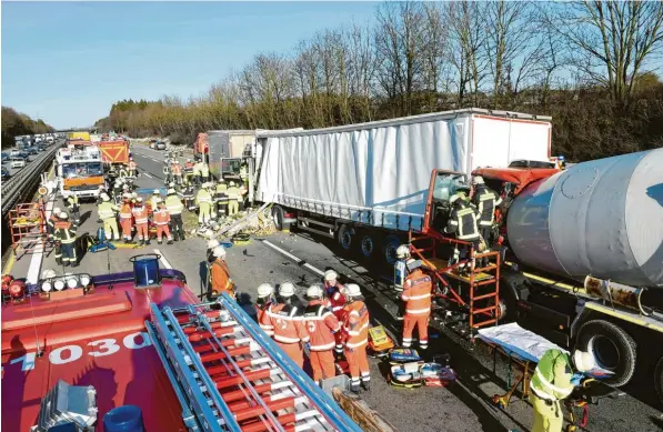  ?? Foto: Schorer, Berufsfeue­rwehr München ?? Der weiße Lastwagen von Bernhard Wiedemann krachte in das Fahrzeug vor ihm. Die Senfgläser, die er geladen hatte, wurden auf die Autobahn geschleude­rt.