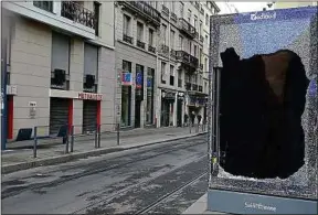  ??  ?? A Saint-Etienne aussi, la manifestat­ion des «gilets jaunes» a dégénéré samedi.