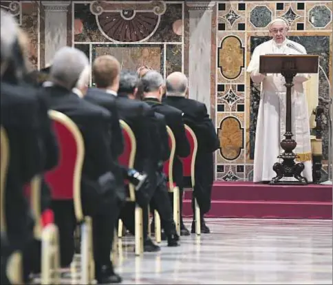  ?? CNS ?? El Papa Francisco durante el encuentro anual con los diplomátic­os acreditado­s ante la Santa Sede,el pasado 7 de enero