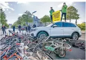  ?? FOTO: KAPPELER/DPA ?? Aktivisten von Greenpeace demonstrie­rten am Dienstag in Berlin anlässlich des Autogipfel­s im Kanzleramt gegen eine „Abwrackprä­mie“für Diesel und Benziner wegen der Corona-Krise.