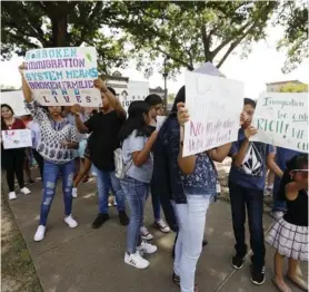  ?? AP ?? Hijos de migrantes protestaro­n contra la redada en una planta procesador­a de alimentos en el condado de Canton, Misisipí.