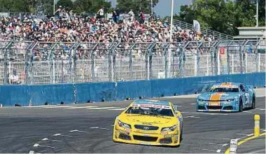  ?? ?? Bei der Euro-Nascar-Serie im französisc­hen Tours ist Gilles Linster (vorne) im klassische­n Oval unterwegs.