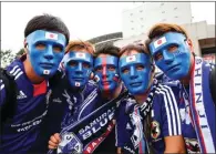  ?? TORU HANAI/REUTERS ?? MANTAP: Para pemain Jepang merayakan gol yang dicetak Ideguchi Yosuke saat melawan Australia di Saitama tadi malam. Kanan, aksi suporter Jepang sebelum masuk stadion.