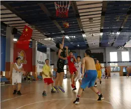  ??  ?? 姑塘新村体育馆内，篮球爱好者激烈竞逐。
