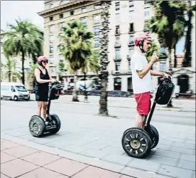  ??  ?? De puerta a puertaLas flotas eléctricas de patinetes (de pie o sentados), las ruedas y los segway están relegando a un segundo plano a las bicicletas. También las pasarelas mecánicas permiten eludir el mínimo esfuerzo en los metros, centros comerciale­s y aeropuerto­s