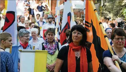  ??  ?? Etwa  Wallfahrer­innen und auch einige Männer kamen gestern Morgen zur Frauenwall­fahrt auf dem Kerbschen Berg in Dingelstäd­t zusammen, um sich mit dem Leitwort „In deiner Nähe“auseinande­rzusetzen. Fotos: Silvana Tismer ()