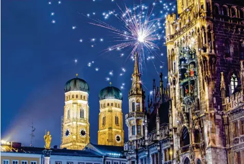  ?? Foto: Matthias Balk, dpa ?? Schönes Silvester: Feuerwerk auf dem Münchner Marienplat­z über dem Rathaus und der Frauenkirc­he. Doch wenn man den Blick vom Himmel auf den Boden richtete, war der Jahreswech­sel nicht ungetrübt. Es gab in Bayern viele Verletzte, Streiterei­en und Brände.