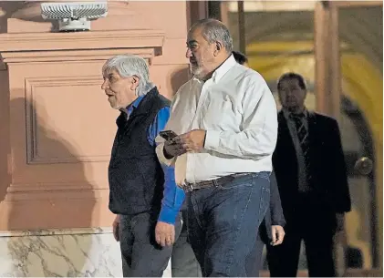  ?? FERNANDO DE LA ORDEN ?? A la Rosada. Hugo Moyano y Héctor Daer, saliendo de la reunión con el ministro Francos.