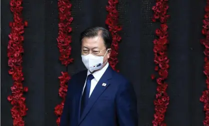  ?? Photograph: Lukas Coch/AFP/Getty ?? South Korea's president, Moon Jae-in, visits a war memorial in Canberra, Australia.