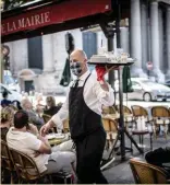  ??  ?? La vie reprend à la terrasse des cafés.