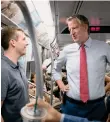  ?? NYCMAYOROF­FICE ?? El alcalde dialoga con un usuario del subway.