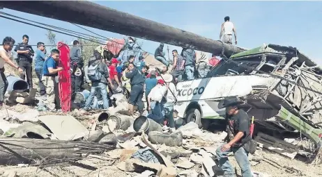  ??  ?? Paramédico­s de Protección Civil y Bomberos de Tepetlaoxt­oc, Texcoco, Atenco y Acolman, al igual que vecinos de la zona, participar­on en el rescate de víctimas.