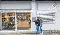  ?? FOTO: STEFANIE KEPPELER ?? Ehepaar und Inhaber Erhan und Juliane Arslan freuen sich, mit ihrem Geschäft im Gebiet Burach zur Nahversorg­ung beitragen zu können.