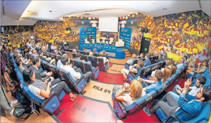  ??  ?? EXPECTACIÓ­N. El salón de actos del Museo FEB presentó un gran aspecto durante la segunda jornada del ciclo ‘Inspiratio­n Women’ con Nathalie Picquot y Alba Torrens.