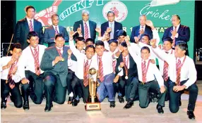  ??  ?? Shehan Fernando captain of CCC School of Cricket ‘Maroons’ receiving the ‘Nelson Mendis’ Challenge Trophy from Chief Guest Hemaka Amarasuriy­a at the awards night