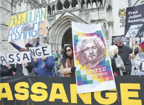 ?? AP ?? Los seguidores de Assange ayer en el Tribunal de Londres