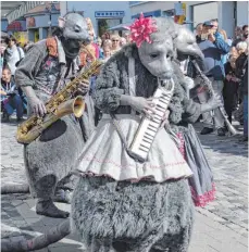  ?? FOTO: BABETTE CAESAR ?? Ein wahrlich tierisch-abgefahren­es Vergnügen bot die Rattengang „Ratata – Die Rattenfanf­are“des Figurenthe­aters PasParTout aus Bergatreut­e.