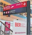  ?? FOTO: DPA ?? Wegweiser im Terminal 1 des BER: Die Lufthansa hat keine eigenen Jets am neuen Airport stationier­t.
