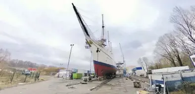  ?? BILD: von Reeken ?? Noch zu Anfang der Woche auf dem Trockenen: die Gorch Fock auf der Werft