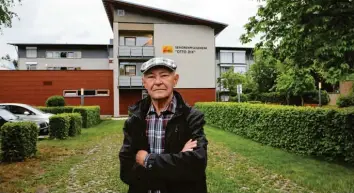  ?? Foto: Bodo Schackow, dpa ?? Der 84 Jahre alte Rentner Alfons Blum steht vor dem Seniorenpf­legeheim Otto Dix. In diesem Heim wohnt seine Ehefrau, die er seit Wochen nicht besuchen darf.