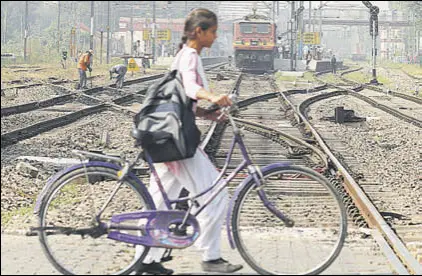  ?? PARDEEP PANDIT/HT ?? TIME TO PONDER: Barely a week after the Amritsar rail tragedy, a school girl is unmindful of the approachin­g train as she crosses the tracks in Jalandhar on Thursday.