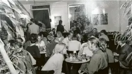  ?? ?? An vielen Tagen war das Neuburger Kinocafé voll besetzt. Wer einen freien Tisch finden wollte, musste Glück haben.