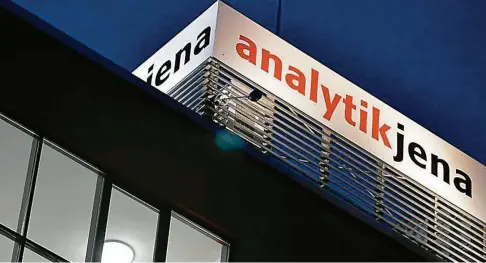  ?? FOTO: MARC TIRL / DPA ?? Das Firmenlogo der Analytik Jena AG auf dem Dach des Firmensitz­es in Jena-Göschwitz.