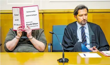  ?? BILD: ANDRÉ HAVERGO ?? Zum Auftakt eines Gordprozes­ses im Landgerich­t Osnabrück betrieb der Verteidige­r auf dem Aktendecke­l seines Gandanten Werbung.