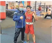  ?? FOTO: FAUSTKÄMPF­ER MG ?? NRW-Titel gesichert: Boxerin Lisa Puri mit ihrem Trainer und Vater Jochen Kempin.