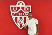  ?? ?? Luis Suárez (25) posa con el escudo del Almería.