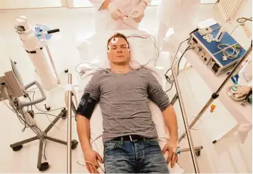  ?? Foto: ZDF, Andreas Wünschirs ?? Felix Grünler (Hinnerk Schönemann) wird mit Strom therapiert. Doch der Patient sagt, er sei nicht verrückt – und flieht aus der Psychiatri­e.