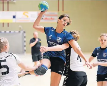  ?? RP-FOTO: DIETRICH JANICKI ?? Stefanie Hinnerkott (am Ball) will auf der Außenposit­ion wieder Akzente im Wülfrather Spiel setzen.